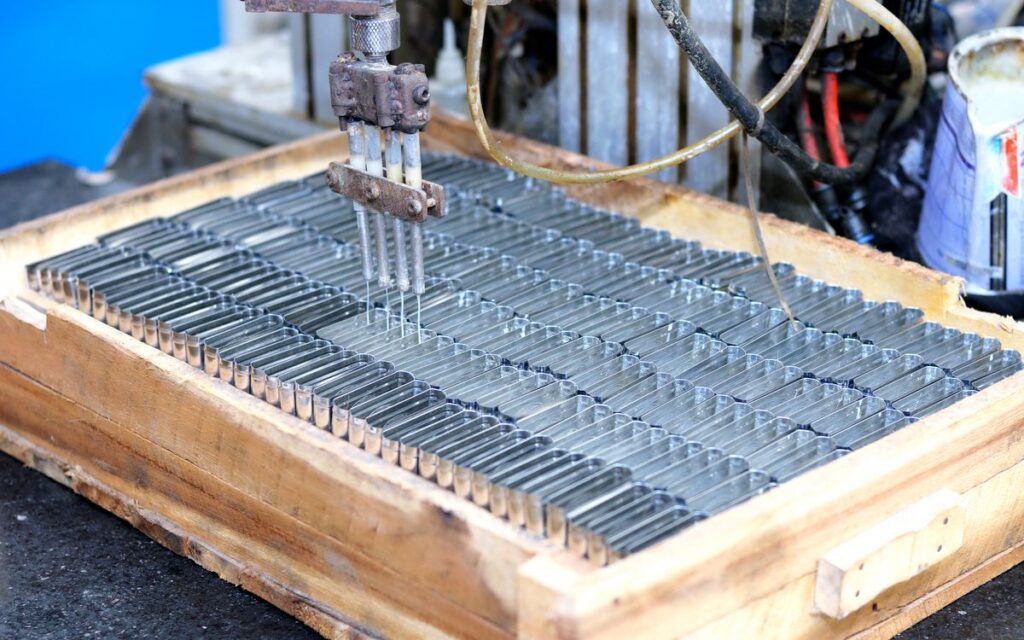 Metalowe detale w koszu po procesie mycia i odtłuszczania