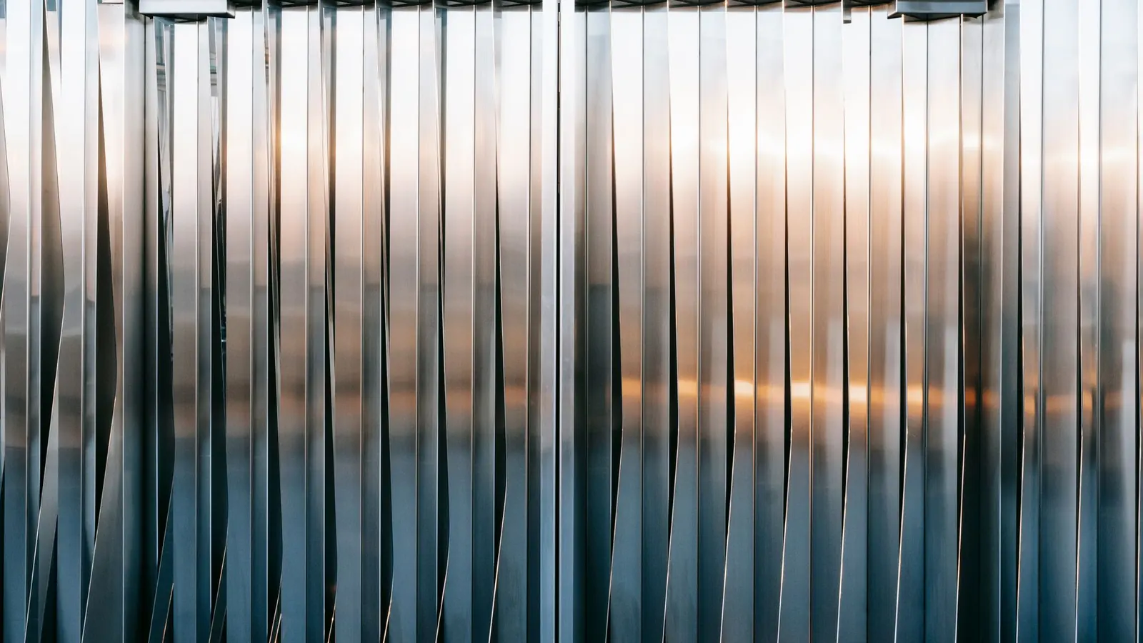 Powierzchnia aluminium z widocznymi śladami korozji