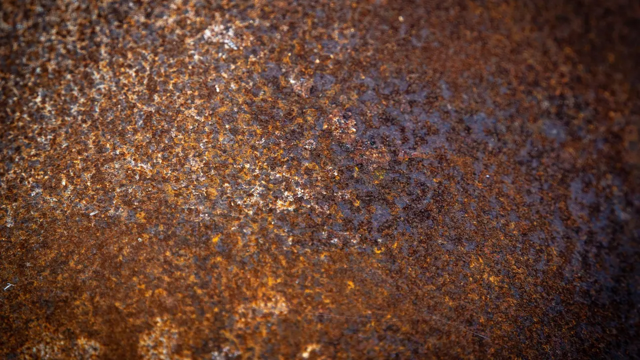 Wżery korozyjne na powierzchni blachy stalowej