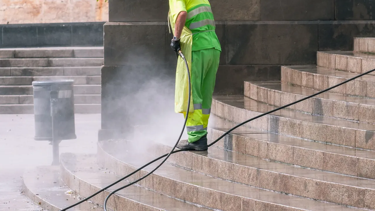 Mycie ciśnieniowe powierzchni w zakładzie produkcyjnym