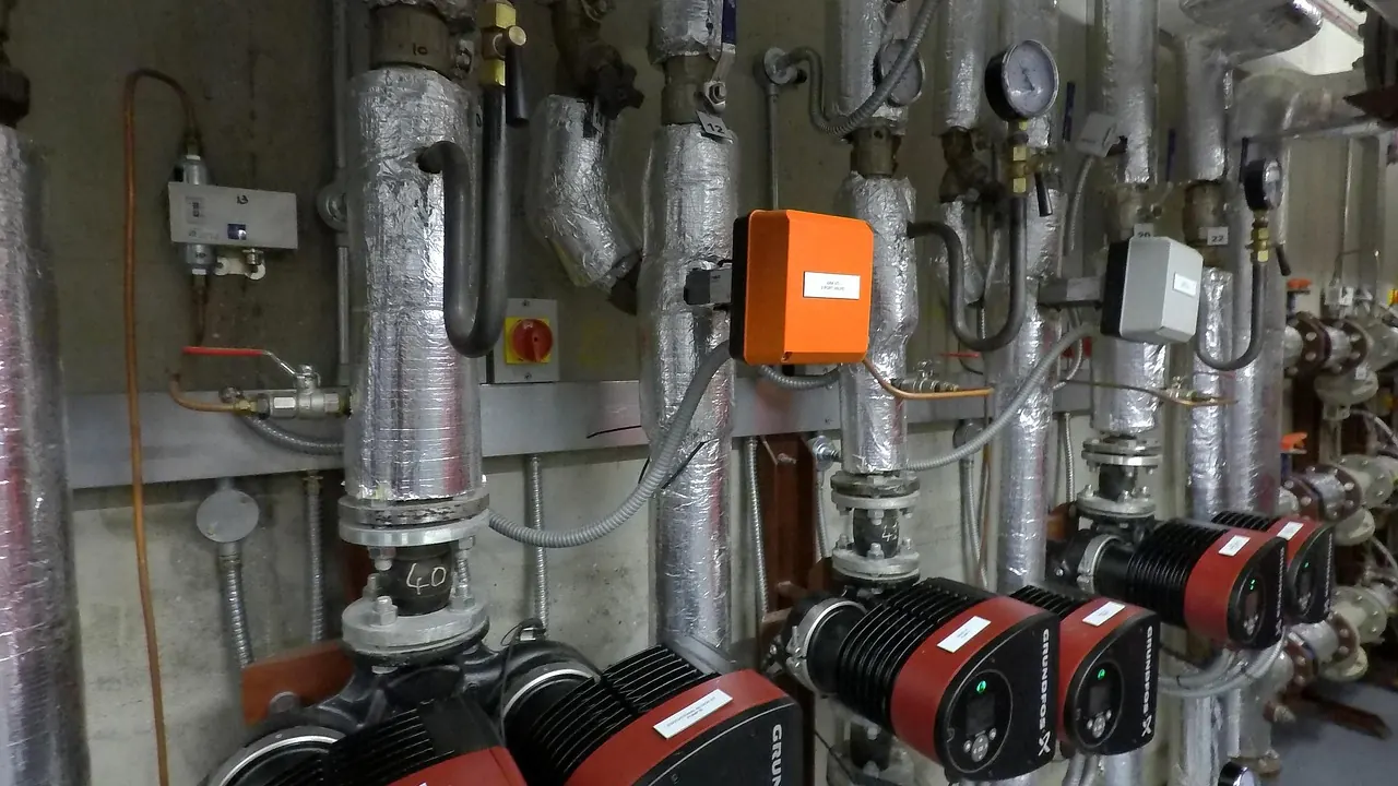 Rozdzielacz z armaturą i pompą obiegową do podawania kąpieli chemicznej