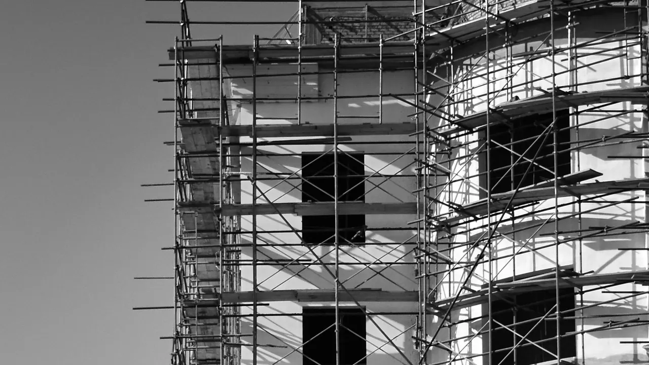 Profile aluminiowe składowane w hali przemysłowej