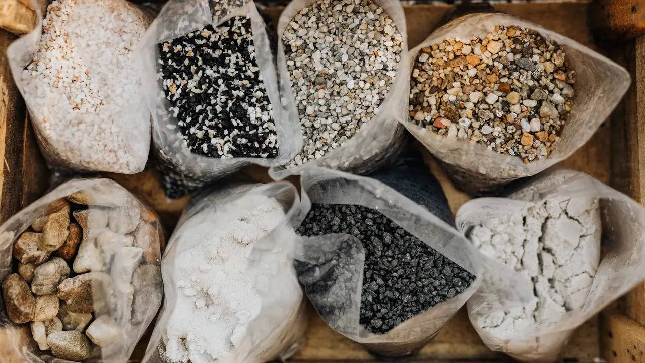 Sorbent sypki w postaci granulatu mineralnego do zabezpieczania rozlewów