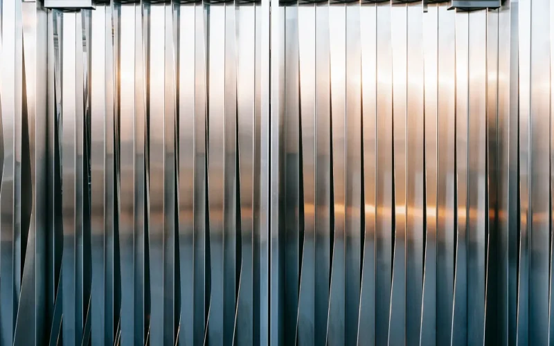 Powierzchnia aluminium z widocznymi śladami korozji